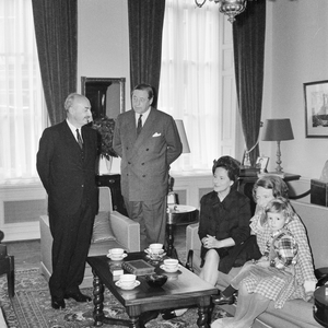 126611 Afbeelding van het bezoek van W.R. Tyler (links, ambassadeur voor de Verenigde Staten in Nederland) aan C. Th. ...